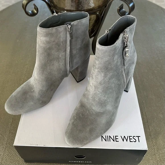 Nine West • Takes 9x9 Dark Gray Suede  • Ankle Booties • Size 7 - Picture 4 of 8
